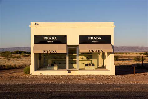 tienda prada en el desierto